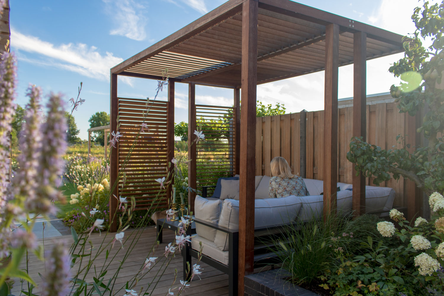 Ontwerp voor een riante tuin aan het water op het zuidwesten. Grenzend aan het Oegstgeesterkanaal verbindt de tuin het nieuwbouwhuis aan een weids uitzicht.